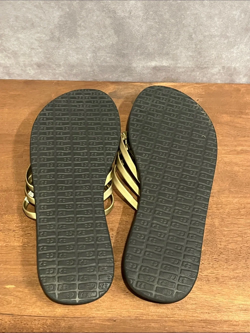 Sanuk Gold Strap Flip Flop Slide Sandals size 9